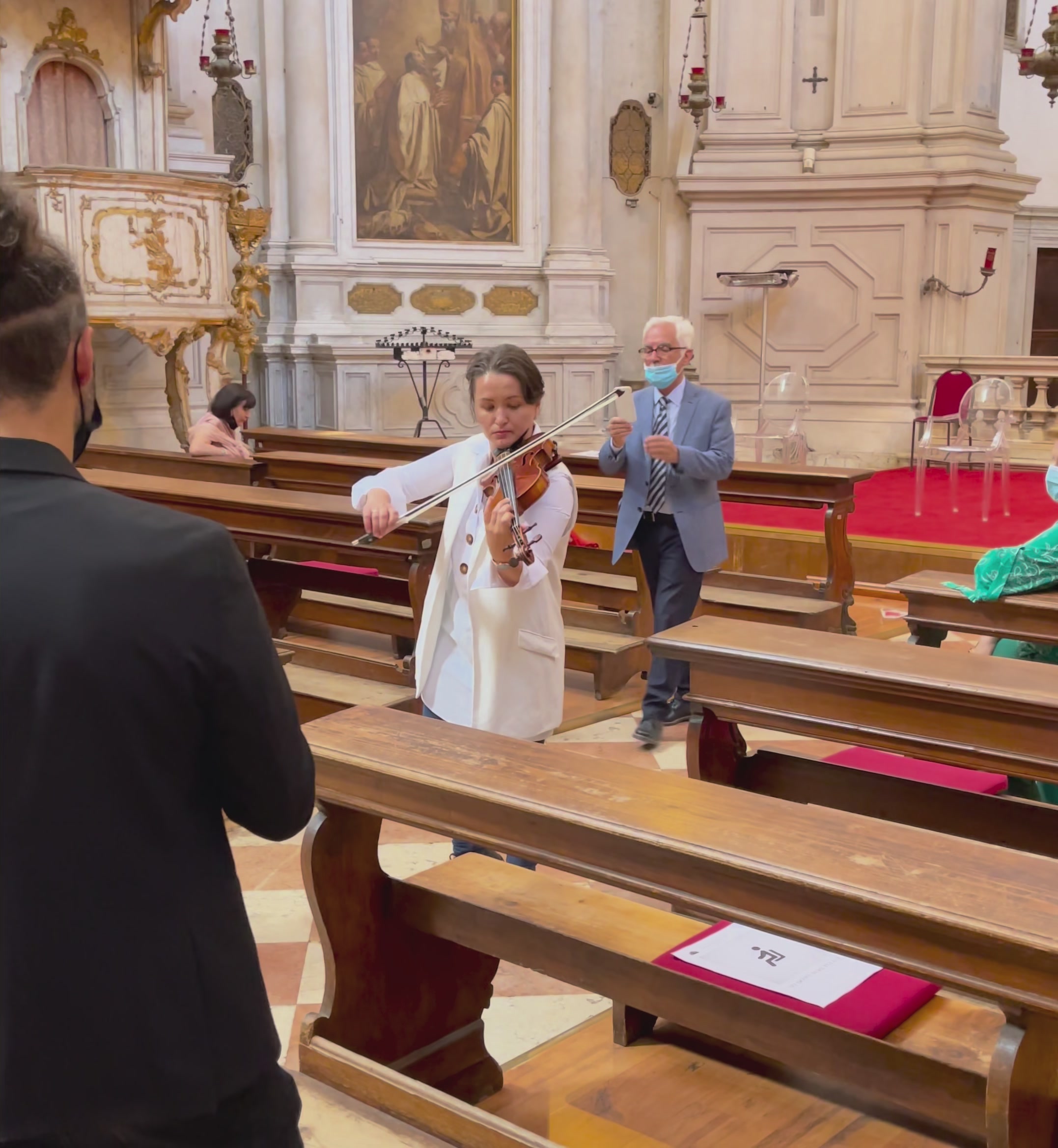 Valeria Gleim spielt Violine in einer venezianischen Kirche