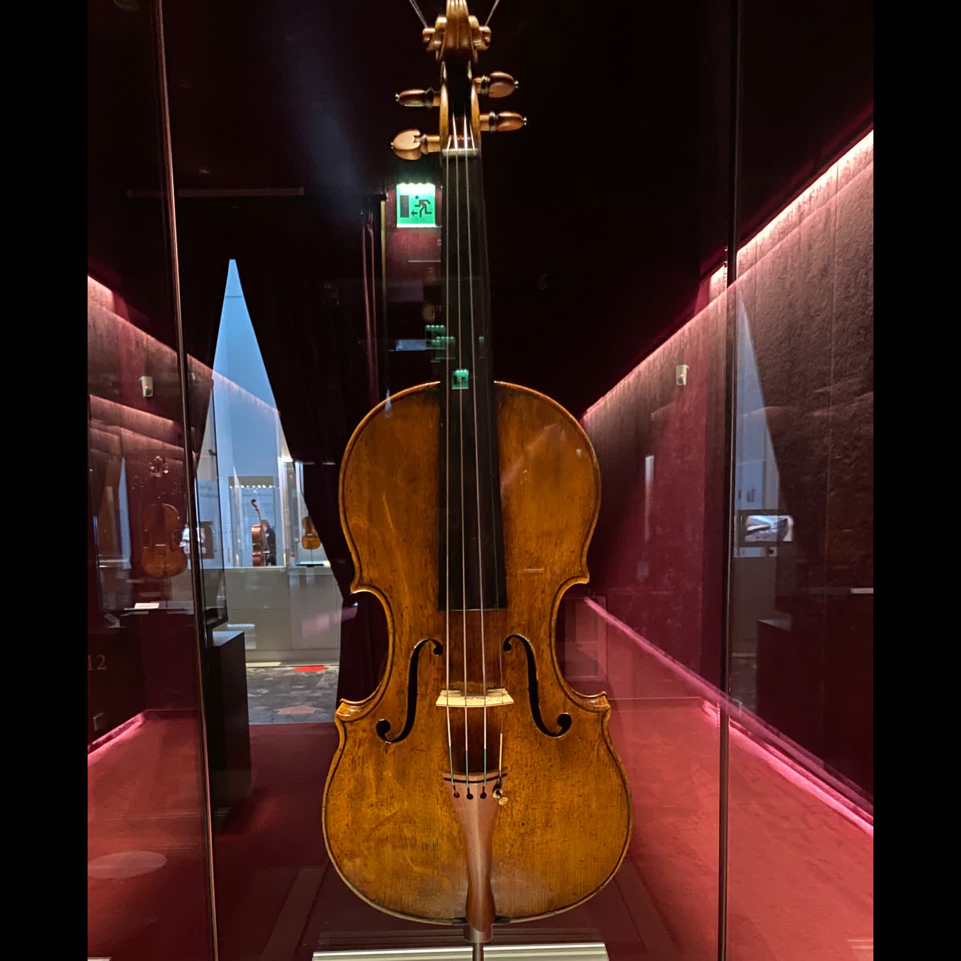 Violine von Antonio Stradivari in einer Museumsvitrine