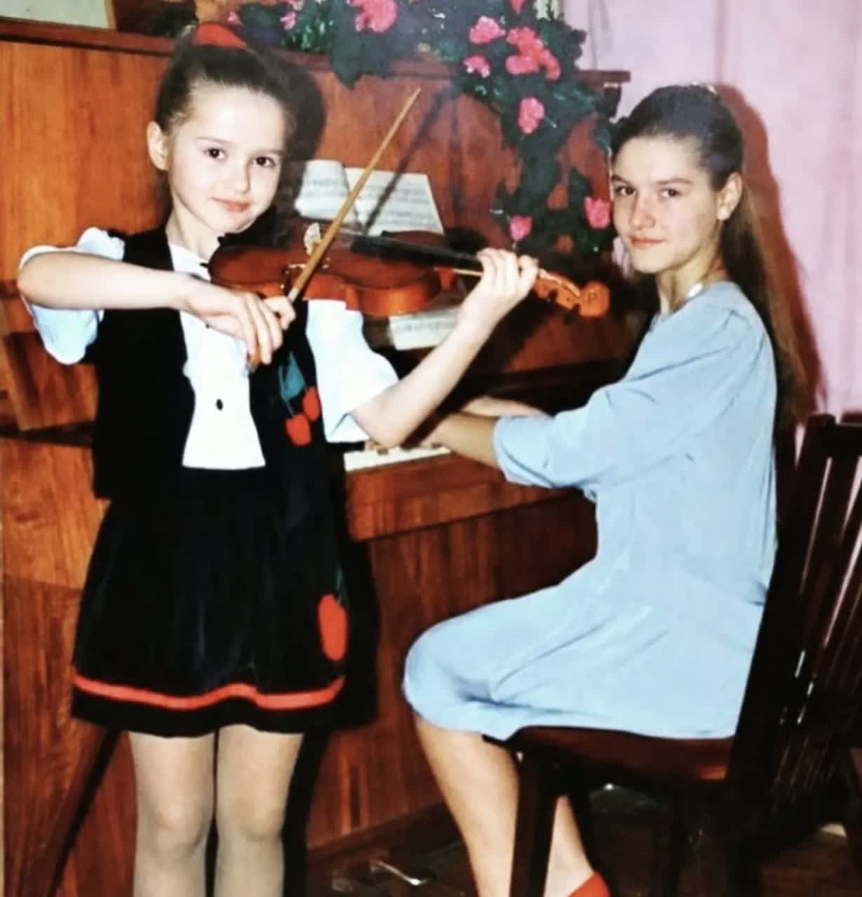 Valeria Gleim als Kind mit Violine, ihre Schwester am Klavier