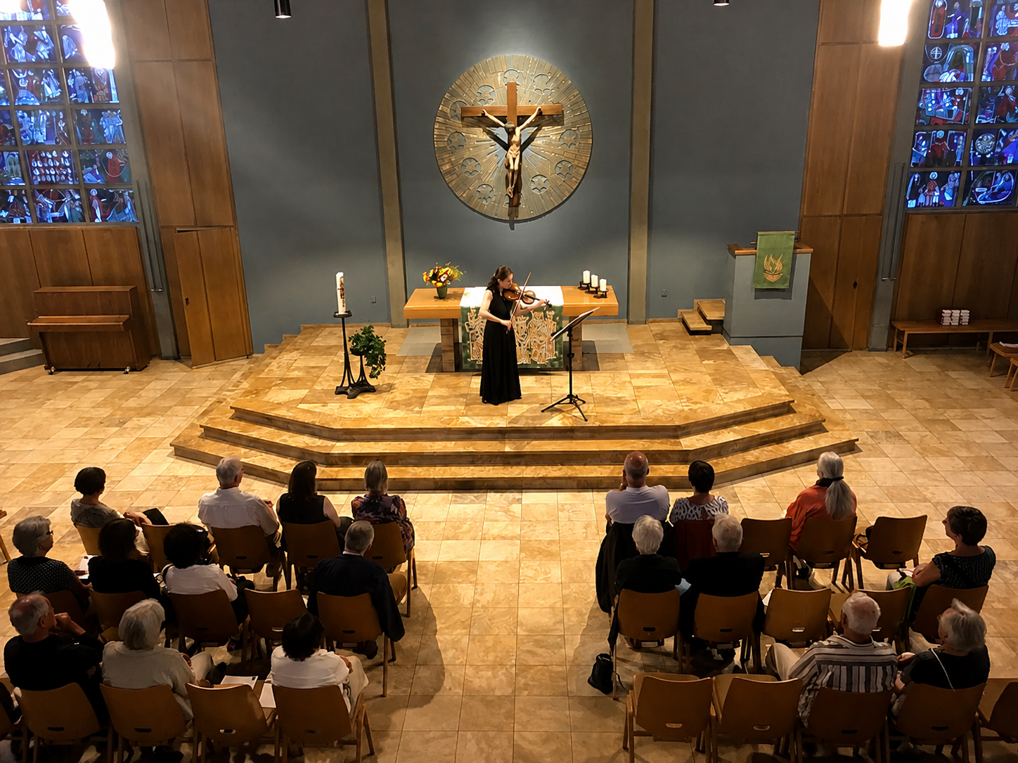 Valeria Gleim spielt Violine in einer Kirche vor dem Publikum