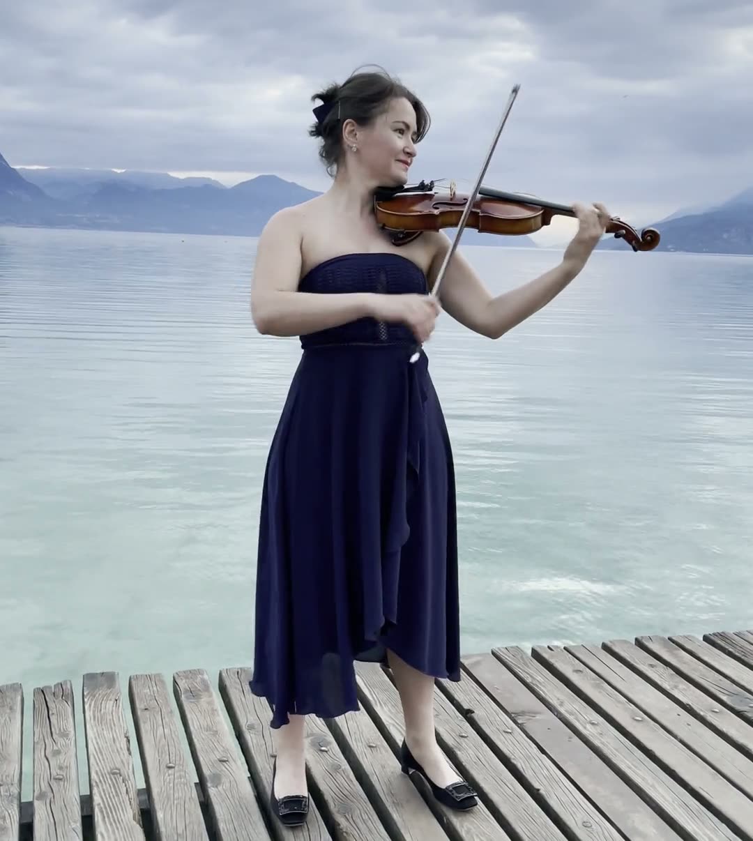 Valeria Gleim spielt Violine am Seeufer