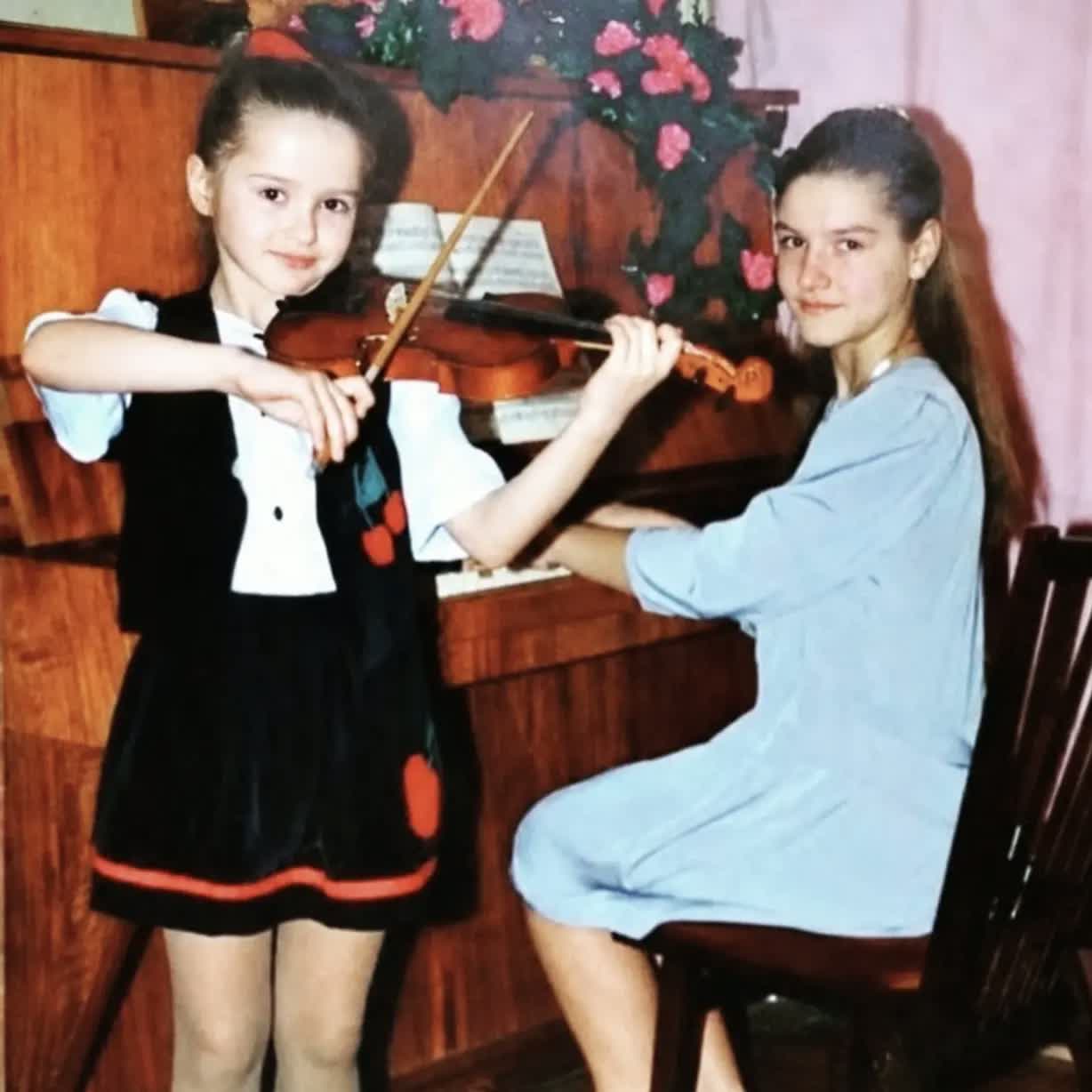 Valeria Gleim als Kind mit Violine, ihre Schwester am Klavier