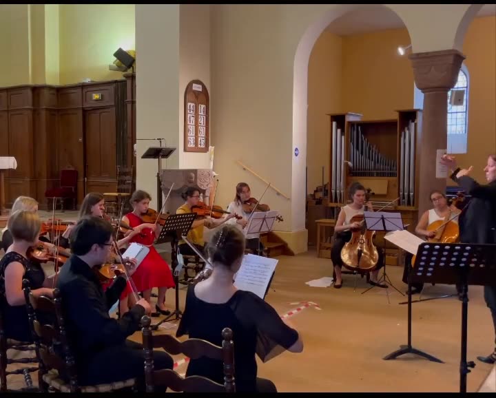 Streichorchester bei einem Konzert in der Kirche